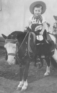 На фото он, маленький, но опасный. США. 40-е. Не смотрите на фотку долго. Мало ли что.