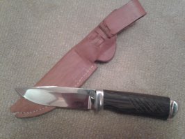 Нож Боуи, больно здоров. Вот мое рукожопство -сталь Х12Ф1, заготовку покупал у Павловского кузнеца Романа Спорышева, он каждый год на ВДНХ приезжает, ручка ВЕНГЕ, ножны тоже сам пошил, немного кривовато, но мне сойдет. На нож нарадываться не могу. Заточку держит как булат, булатик щас тоже делаю, закончу покажу