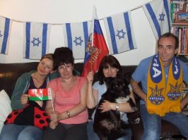 Вот так вот дружно в Израиле живут славяне :) 
И мысли нет устроить распри между собой из-за политических игр...