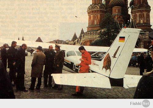 "8 мая 1987 года немецкий спортсмен-пилот Матиас Руст совершил несанкционированный перелёт из Хельсинки в Москву и приземлился на Красной площади"