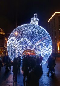 Скорее Китай. Но точнее на сайте Москвы и посмотреть фирму, с кем договор заключен и у них смотреть смету. Там, правда, половина гирлянд еще с прошлого года.