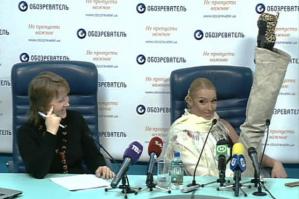 Ох и любит же она задирать ноги))))