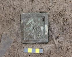 Много керамики было. Ну это битые черепки. Развал корчаги(глиняный горшок) я показал. Единственная значимая находка была - бронзовое зеркало