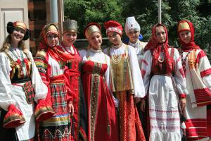 Девушки в национальных костюмах