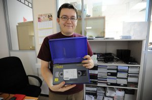 когда я начинал работать на ТВ был такой формат видеокамеры BETAcam от  Sony на кассету можно было записать только 30 мин, а размером она была с планшет только потолще , а щас вообще красота вставил карту на 128 гигов и еще охапку с собой взял и месяц не заморачиваешся об этом))