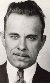 А как же Джон Диллинджер? Что за подборка гангстеров, без него?)