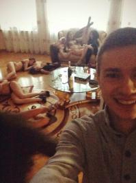 Что не так? Нормально парень отдыхает)