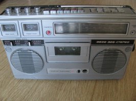 Вот это был крутой магнитофон (из отечественных), а на электронике ужасная магн.головка, жевал кассеты, и никакие регуляторы, которые начинали скрипеть через несколько месяцев.