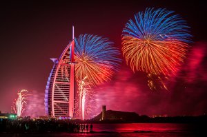 ключевое слово "на автомате". Для начала нужно пройти хотя-бы ликбез по фото (что такое и как влияет на фото  диафррагма, выдержка, ISO.) Что такое Глубина фокуса и фокусное расстояние и тогда вы сможете сделать подобные фото, которые невозможно сделать на мыльницу.