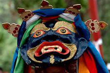 Первые маски  - вроде вот этой - появились в Китае около трёх с половиной тысяч лет назад. Однако в те времена модницам хватало ума ими не пользоваться в повседневной жизни...