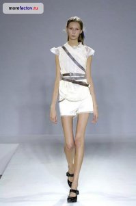 Чтобы считаться красивыми, ноги должны быть не только длинными, но и ровными, стройными, пропорциональными в соотношении бедро/голень/стопа. А что-то в этом роде может быть сколь угодно длинным, но так и останется ни разу не красивым...