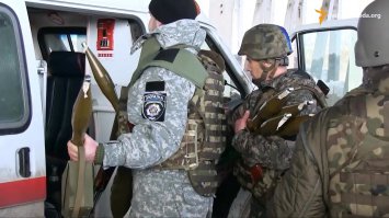 Украинские военные перевозят на скорых оружие