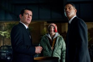 Напомнил тоже чела по центру.