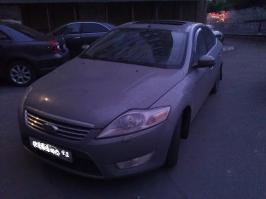 Вот мое чудо-юдо. Ghia X. 2.3 литра 160 л.с. на автомате - средний расход по городу 13.0-13.9 литров на сотню и это я нифига не гоняю. Если тапку утопить текущий расход поднимается до 61 литра! :) Такой вот прожорливы форд. Из плюсов - круиз контроль неплох, люк, да адаптивный свет нравятся.