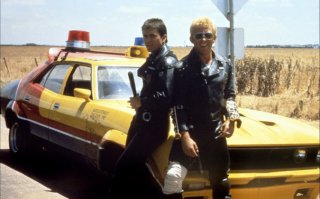 Макс и Гусь (со сломанной ногой) на фоне перехватчика.