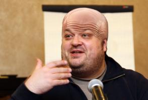 Известный комментатор Василий Уткин в эфире радиостанции «Это Москвы» признался, что помнит о своем обещании побриться наголо в случае невыхода сборной России в плей-офф чемпионата мира.

«Да, я проспорил. Перестаньте меня пенять. Я не говорил, что побреюсь наголо молниеносно. Кстати, в каком-то роде для меня законодателем моды становится главный тренер сборной Чили Хорхе Сампаоли, – сказал Василий Уткин.

Напомним, перед матчем Россия – Алжир Василий Уткин написал в “твиттере”: “Если Россия не выйдет из группы, я побреюсь наголо. Имея в виду верхнюю часть башки. Кумпол! Бороду – сам решу, оставить, нет… Еще раз: Россия не выйдет из группы – брею череп. И держу бритым до Нового Года!

Более того. Учитывая ваше любопытство… Если Россия не выйдет из группы, я постригусь налысо прямо в эфире. В живом. А если выйдет в четвертьфинал – покрашусь и сделаю завивку, как Федя Черенков когда-то”.