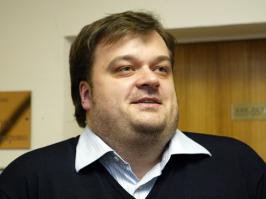 Известный комментатор Василий Уткин в эфире радиостанции «Это Москвы» признался, что помнит о своем обещании побриться наголо в случае невыхода сборной России в плей-офф чемпионата мира.

«Да, я проспорил. Перестаньте меня пенять. Я не говорил, что побреюсь наголо молниеносно. Кстати, в каком-то роде для меня законодателем моды становится главный тренер сборной Чили Хорхе Сампаоли, – сказал Василий Уткин.

Напомним, перед матчем Россия – Алжир Василий Уткин написал в “твиттере”: “Если Россия не выйдет из группы, я побреюсь наголо. Имея в виду верхнюю часть башки. Кумпол! Бороду – сам решу, оставить, нет… Еще раз: Россия не выйдет из группы – брею череп. И держу бритым до Нового Года!

Более того. Учитывая ваше любопытство… Если Россия не выйдет из группы, я постригусь налысо прямо в эфире. В живом. А если выйдет в четвертьфинал – покрашусь и сделаю завивку, как Федя Черенков когда-то”.