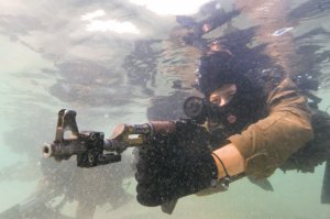 вот боец шайетет 13 и у него в руках не галиль....