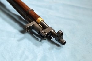 прекрасно понимаю. как говорил выше штык от КАРАБИНА мосина. там он к стволу крепится чуть иначе и типа несьемный, так вот на фоточке как раз и есть вот то крепление которое на ствол и напресовывается ну и мушка стоит на нем же. так по фоточкам яснее будет?