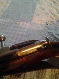 3. курок стоит на боевом взводе и предохранителе