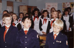 а вот этот справа ну очень хотел в Пионеры
да был неверное в классе у каждого такой сорви -голова с пытливым умом и бурной фантазией, за шо не однократно вызывался к директору и 2 по поведению получал, вот и пугали шо не возьмут в пионеры