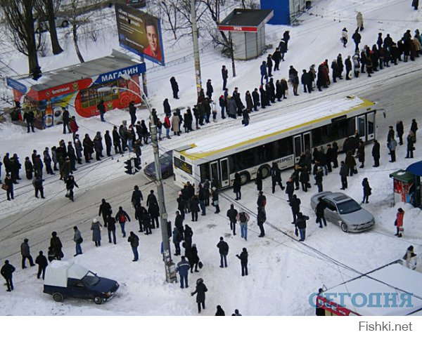 вот еще протест. чуть побольше народу собралось, протестуют против маленьких маршруток