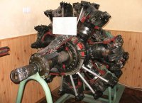 По секрету - они такие движки только для красоты и ставят. Ибо сегодня есть мотоциклы с движками обычной схемы, развивающие скорость больше 300 км.ч. Так что - необходимости в "звездах" нет. Но соглашусь, что выглядит... эпичненько. Рекомендую мотоциклистам подумать о двигателе АШ-82ФН (1700 л.с.). С таким движком любая дорога станет взлетной полосой (прямо в рай)