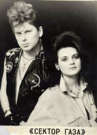 Раз подругу посадил на мотоцикл
У нее от страха прекратился цикл
Платье вздулось,заголился срам
И затычки разлетелись по кустам....