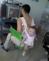 Это не аморально, нормальный мужик боится , что ребенок убежит и уронит что-то на себя пока тот в компе лазит.