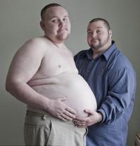 Помните нашумевшую историю с мужиком, который заявил, что родил ребенка?
Это бы не мужик а женщина, отрезавшая себе титьки, дамочка принимала горманы стала похожей на мужика, женилась на мужике и потом. На половину переделанная в мужика женщина захотела родить, и родила)
Была типа такая ситуация, эта парочка хотела получить премию Дарвина, но их раскусили, когда узнали, что мужик вовсе не мужик а просто женщина без груди с щетиной.