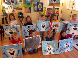 Мальчик в центре самый позитивный