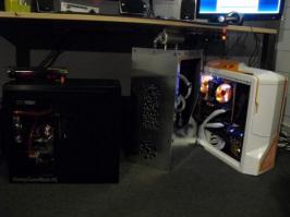 У меня тот что с правой стороны стоит(только черный и модель поновее) и знаете, намного лучше смотрится, охлаждается, чем то, что автор сделал. у автора получился громоздкий и наверняка тяжелый.