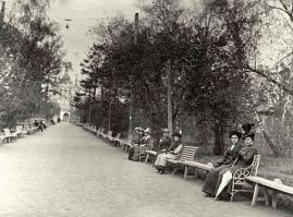 Это вид из Центрального парка. Парк сохранился, церковь (на заднем плане) уничтожили большевики.