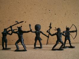 "Расставили индейцев, расставили ковбоев по крепости"
Да не ковбоев же! А ковбойцев!:)
Да уж... были баталии! Причём могли участвовать не только две армии. Часто в одном сражении с индейцами и ковбоями бились пираты, корсары, викинги, рыцари ледового побоища, герои гражданской войны с пулемётами "Максим" и тачанками, десантники-морпехи, ниндзи, первобытные люди (крупные такие фигурки были)... Вобщем, всех не перечислишь. Но индейцы vs. ковбойцы это конечно классика! Кстати индейцы, что на фотке разборные. Можно было комбинировать. Но в основном, у всех была вот такая серия.