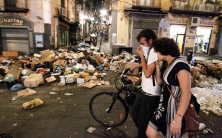 Фотка мусорного полигона. Вот и чо? Да... они существуют. А вы думали тот мусор который увозит музоровоз от вашего дома волшебным образом изчезает? Другое дело, что в плане переработки отходов мы (надеюсь пока) полные нубы. Но насколько я знаю существует серьёзная программа и дело потихоньку сдвигается с мёртвой точки. Ну, а в других странах чистота и порядок. Вот например Неаполь. Красота!