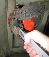 Специально сфотографировал, как правильно держать бензопилу...