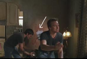 напомнило из "Святые из трущоб", как они замаскировали убитого кота