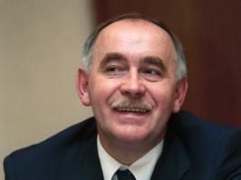 А вдруг он подсматривает в интернет?