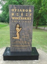 Польский памятник жертвам геноцида Волынской резни.
Надпись внизу в переводе на русский гласит: "Если я забуду о них, ты, Боже на небе, забудь про меня".
из больше, чем 3. и тема хорошо раскрыта здесь