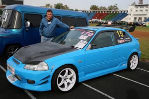 Напомнило. На заднем плане нюська или обезьянка (Nysa 522). У друга такая была. Движок, коробка и карбюратор от 24-й волги (переставили после выкупа у предприятия). Перебрали ходовую, поставили назад уменьшенный набор газоновских рессор (клиренс сантиметров 40 стал, не меньше). Сколько мы с ней по горам по долам прошли... Бывало что ломалась, но так ей уже тогда было от 20 лет. Но любили мы её по тёплому, а уж ремонтировать её собирались всей большой компанией. Даже девчонки приходили "ключи по подавать" :) Эх юность...