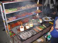 ещё что очень удивит, это что маленьким китайским детям можно опражнятса где угодно, у многих даже дырка в комбинезоне. прям мамаша выбегает из кафе с ребёнком в руках и держит его чтоб он пописал в клумбу. бывает что и в автобусе нагадит. а когда я летел с Китая, то ребёнок из семьи сидящей в первом ряду (3 метра от туалета) написали прямо на пол перед своим сиденьем.

Надо сказать, что пост слишком коротк чтоб описать все удивления Китая, да и позитивного там очень много.
в южных регионах Китая (возможно и в других тоже, но я был только на юге) каждый вечер везде открываются лавочки "шао као"

это местный гриль и там грилят овощи и мясо. Шао као бывают по одной стойке а бывают размером книжного рынка. Сидят там кстати все на маленьких стульчиках - вообще китайцы любят сидеть на корточках

Ну ещё очень много можно расказывать, но за пост все-равно плюс