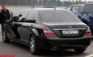 9. Mercedes-Benz S-600 Pullman: 1 миллион долларов. плюс еще половину стоимости, если его закажет себе под жопу наш патриарх, как это было уже с прошлым его лимузином в котором поднимали крышу на 10 см из-за его головного убора, такая доработка стоила кучу бабла и делалась в единичном экземпляре.