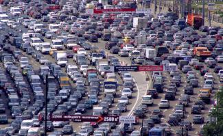 на самом деле где то так, на дорогах пробки, дворы забиты машинами хрен где припаркуешься. Но ламборджини редко встречаются дороги хреновые вот 200х крузаков и подобного навалом.