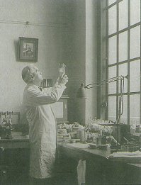 Василий подозреваю Вы там чего то обкурились)))
 	

В 1928 году Александр Флеминг проводил рядовой эксперимент в ходе многолетнего исследования, посвященного изучению борьбы человеческого организма с бактериальными инфекциями. Вырастив колонии культуры Staphylococcus, он обнаружил, что некоторые из чашек для культивирования заражены обыкновенной плесенью Penicillium — веществом, из-за которого хлеб при долгом лежании становится зеленым. Вокруг каждого пятна плесени Флеминг заметил область, в которой бактерий не было. Из этого он сделал вывод, что плесень вырабатывает вещество, убивающее бактерии. В последствии он выделил молекулу, ныне известную как «пенициллин». Это и был первый современный антибиотик.