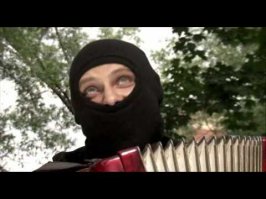 Грабителя выкинули из окна магазина