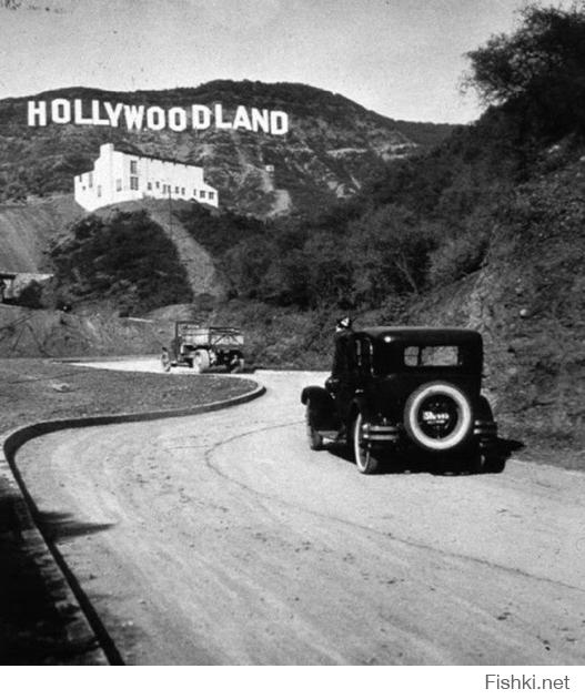 Во время событий, описанных в книге "Черная орхидея" (Эллрой Джеймс - The Black Dahlia) происходит удаление последних 4 букв в надписи Hollywoodland. Интересная книга, неплохой фильм с популярной теперь Скарлетт Йоханссон.