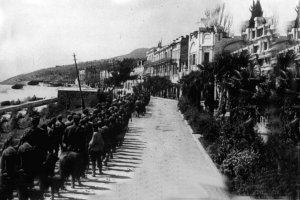 СЕГОДНЯ ДЕНЬ ОСВОБОЖДЕНИЯ ЯЛТЫ ОТ ФАШИСТСКИХ ЗАХВАТЧИКОВ

Ялта была оккупирована немецко-фашистскими захватчиками 8 ноября 1941 года. За почти 900 дней оккупации население города уменьшилось на 26 тысяч человек. 4,5 тысячи были расстреляны, около 6 тысяч – угнаны в Германию. 1300 мужчин попали в концлагеря, 500 ялтинцев умерли от голода и пыток. Всего жертвами фашистов в Ялте стали более 12 тысяч человек. 

 В ночь на 9 апреля 1944 года разведка крымских партизан  доложила, что враг начинает отходить – советские войска перешли в долгожданное наступление. Главной задачей партизан в создавшихся условиях было не дать немецким захватчикам уничтожить прекрасные дворцы, здравницы, памятники, порты и мосты, а также Массандровские подвалы. Там фашистскими захватчиками уже велись срочные работы по заминированию с целью задержаться в Ялте, чтобы дать своим войскам возможность зацепиться на рубеже Севастополя.

В ночь с 14 на 15 апреля с Ай-Петринского плато на Ялту вышел танковый отряд, который провели партизаны. 

На рассвете 15 апреля начался бой. Наши понимали, что только быстрыми и решительными действиями можно сорвать планы врага. Вступили в бой мелкие группы партизан в Массандре. Было решено, прежде всего, заблокировать дороги, ведущие в Ялту, и проникнуть в город мелкими группами, создать панику в стане гитлеровцев, навязать им уличные бои до подхода Красной Армии. В районе Наташино-Никита партизаны внезапным ударом рассеяли огромную колонну отступающих гитлеровцев. В районе Ливадии сражались партизаны первого отряда: они перекрыли шоссе и уничтожили факельщиков, пытавшихся поджечь Ливадийский дворец.

Среди фашистов началась паника. Озверевшие враги согнали три тысячи мирных жителей в порт, чтобы вывезти их на баржах в море и утопить, но не успели - стремительное продвижение советских солдат и партизан сорвало их людоедский план.

В условиях создавшейся в рядах гитлеровцев паники бои в городе носили локальный характер, а огневые точки противника не могли оказать действенного сопротивления.

При отступлении фашисты заминировали (мины должны были сработать через сутки) набережную, которая тогда была основной транспортной артерией города, а также морской порт, электростанцию, знаменитые Массандровские винные подвалы и многие другие важные объекты. Промедление было чревато страшной гибелью города. Работы по разминированию были начаты немедленно. Рискуя жизнью,воины-саперы спасли Ялту. 

В освобождении города участвовала 7-я партизанская бригада, бригада Южного соединения партизан Крыма в составе: 1-й партизанский отряд, 8-й партизанский отряд, 9-й партизанский отряд, 10-й партизанский отряд, 12-й партизанский отряд. 
Со стороны Ай-Петри город вместе с партизанами штурмовал первый батальон 777-го полка 227-й Темрюкской стрелковой дивизии.  
Со стороны Никиты город брали передовые части 383-й дивизии, 2-й гвардейской Таманской стрелковой дивизии, 339-й стрелковой дивизии и партизаны 7-й бригады Южного соединения, в том числе и 10-й Ялтинский партизанский отряд. 

16 апреля 1944 года Ялта была полностью освобождена.В тот воскресный день была Пасха, и многие ялтинцы встречали солдат словами «Христос Воскресе!».

 В 20-00, по приказу Верховного Главнокомандующего, Москва двенадцатью залпами из 124-х орудий салютовала освобождению Ялты. 

Приказом Верховного Главнокомандующего И. В. Сталина в ознаменование одержанной победы следующим частям, отличившимся в боях за освобождение города Ялта, присвоено почетное наименование Ялтинских:
- 323-й гвардейский горно-стрелковый полк;
- 8-й отдельный инженерный батальон;
- 896-й отдельный сапёрный батальон.

На фото:
1. Тела крымчан, замученных фашистами. 
2. Встреча крымских партизан разных отрядов на молу Ялтинского морского порта 16 апреля 1944 г.
3. Крымские партизаны на улицах Ялты 16 апреля 1944 г. 
4. Советские солдаты на набережной Ялты 16 апреля 1944 г.
5. Девушки-бойцы партизанских отрядов в Ялте в апреле 1944 г.: