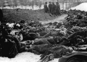 СЕГОДНЯ ДЕНЬ ОСВОБОЖДЕНИЯ ЯЛТЫ ОТ ФАШИСТСКИХ ЗАХВАТЧИКОВ

Ялта была оккупирована немецко-фашистскими захватчиками 8 ноября 1941 года. За почти 900 дней оккупации население города уменьшилось на 26 тысяч человек. 4,5 тысячи были расстреляны, около 6 тысяч – угнаны в Германию. 1300 мужчин попали в концлагеря, 500 ялтинцев умерли от голода и пыток. Всего жертвами фашистов в Ялте стали более 12 тысяч человек. 

 В ночь на 9 апреля 1944 года разведка крымских партизан  доложила, что враг начинает отходить – советские войска перешли в долгожданное наступление. Главной задачей партизан в создавшихся условиях было не дать немецким захватчикам уничтожить прекрасные дворцы, здравницы, памятники, порты и мосты, а также Массандровские подвалы. Там фашистскими захватчиками уже велись срочные работы по заминированию с целью задержаться в Ялте, чтобы дать своим войскам возможность зацепиться на рубеже Севастополя.

В ночь с 14 на 15 апреля с Ай-Петринского плато на Ялту вышел танковый отряд, который провели партизаны. 

На рассвете 15 апреля начался бой. Наши понимали, что только быстрыми и решительными действиями можно сорвать планы врага. Вступили в бой мелкие группы партизан в Массандре. Было решено, прежде всего, заблокировать дороги, ведущие в Ялту, и проникнуть в город мелкими группами, создать панику в стане гитлеровцев, навязать им уличные бои до подхода Красной Армии. В районе Наташино-Никита партизаны внезапным ударом рассеяли огромную колонну отступающих гитлеровцев. В районе Ливадии сражались партизаны первого отряда: они перекрыли шоссе и уничтожили факельщиков, пытавшихся поджечь Ливадийский дворец.

Среди фашистов началась паника. Озверевшие враги согнали три тысячи мирных жителей в порт, чтобы вывезти их на баржах в море и утопить, но не успели - стремительное продвижение советских солдат и партизан сорвало их людоедский план.

В условиях создавшейся в рядах гитлеровцев паники бои в городе носили локальный характер, а огневые точки противника не могли оказать действенного сопротивления.

При отступлении фашисты заминировали (мины должны были сработать через сутки) набережную, которая тогда была основной транспортной артерией города, а также морской порт, электростанцию, знаменитые Массандровские винные подвалы и многие другие важные объекты. Промедление было чревато страшной гибелью города. Работы по разминированию были начаты немедленно. Рискуя жизнью,воины-саперы спасли Ялту. 

В освобождении города участвовала 7-я партизанская бригада, бригада Южного соединения партизан Крыма в составе: 1-й партизанский отряд, 8-й партизанский отряд, 9-й партизанский отряд, 10-й партизанский отряд, 12-й партизанский отряд. 
Со стороны Ай-Петри город вместе с партизанами штурмовал первый батальон 777-го полка 227-й Темрюкской стрелковой дивизии.  
Со стороны Никиты город брали передовые части 383-й дивизии, 2-й гвардейской Таманской стрелковой дивизии, 339-й стрелковой дивизии и партизаны 7-й бригады Южного соединения, в том числе и 10-й Ялтинский партизанский отряд. 

16 апреля 1944 года Ялта была полностью освобождена.В тот воскресный день была Пасха, и многие ялтинцы встречали солдат словами «Христос Воскресе!».

 В 20-00, по приказу Верховного Главнокомандующего, Москва двенадцатью залпами из 124-х орудий салютовала освобождению Ялты. 

Приказом Верховного Главнокомандующего И. В. Сталина в ознаменование одержанной победы следующим частям, отличившимся в боях за освобождение города Ялта, присвоено почетное наименование Ялтинских:
- 323-й гвардейский горно-стрелковый полк;
- 8-й отдельный инженерный батальон;
- 896-й отдельный сапёрный батальон.

На фото:
1. Тела крымчан, замученных фашистами. 
2. Встреча крымских партизан разных отрядов на молу Ялтинского морского порта 16 апреля 1944 г.
3. Крымские партизаны на улицах Ялты 16 апреля 1944 г. 
4. Советские солдаты на набережной Ялты 16 апреля 1944 г.
5. Девушки-бойцы партизанских отрядов в Ялте в апреле 1944 г.: