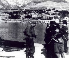 СЕГОДНЯ ДЕНЬ ОСВОБОЖДЕНИЯ ЯЛТЫ ОТ ФАШИСТСКИХ ЗАХВАТЧИКОВ

Ялта была оккупирована немецко-фашистскими захватчиками 8 ноября 1941 года. За почти 900 дней оккупации население города уменьшилось на 26 тысяч человек. 4,5 тысячи были расстреляны, около 6 тысяч – угнаны в Германию. 1300 мужчин попали в концлагеря, 500 ялтинцев умерли от голода и пыток. Всего жертвами фашистов в Ялте стали более 12 тысяч человек. 

 В ночь на 9 апреля 1944 года разведка крымских партизан  доложила, что враг начинает отходить – советские войска перешли в долгожданное наступление. Главной задачей партизан в создавшихся условиях было не дать немецким захватчикам уничтожить прекрасные дворцы, здравницы, памятники, порты и мосты, а также Массандровские подвалы. Там фашистскими захватчиками уже велись срочные работы по заминированию с целью задержаться в Ялте, чтобы дать своим войскам возможность зацепиться на рубеже Севастополя.

В ночь с 14 на 15 апреля с Ай-Петринского плато на Ялту вышел танковый отряд, который провели партизаны. 

На рассвете 15 апреля начался бой. Наши понимали, что только быстрыми и решительными действиями можно сорвать планы врага. Вступили в бой мелкие группы партизан в Массандре. Было решено, прежде всего, заблокировать дороги, ведущие в Ялту, и проникнуть в город мелкими группами, создать панику в стане гитлеровцев, навязать им уличные бои до подхода Красной Армии. В районе Наташино-Никита партизаны внезапным ударом рассеяли огромную колонну отступающих гитлеровцев. В районе Ливадии сражались партизаны первого отряда: они перекрыли шоссе и уничтожили факельщиков, пытавшихся поджечь Ливадийский дворец.

Среди фашистов началась паника. Озверевшие враги согнали три тысячи мирных жителей в порт, чтобы вывезти их на баржах в море и утопить, но не успели - стремительное продвижение советских солдат и партизан сорвало их людоедский план.

В условиях создавшейся в рядах гитлеровцев паники бои в городе носили локальный характер, а огневые точки противника не могли оказать действенного сопротивления.

При отступлении фашисты заминировали (мины должны были сработать через сутки) набережную, которая тогда была основной транспортной артерией города, а также морской порт, электростанцию, знаменитые Массандровские винные подвалы и многие другие важные объекты. Промедление было чревато страшной гибелью города. Работы по разминированию были начаты немедленно. Рискуя жизнью,воины-саперы спасли Ялту. 

В освобождении города участвовала 7-я партизанская бригада, бригада Южного соединения партизан Крыма в составе: 1-й партизанский отряд, 8-й партизанский отряд, 9-й партизанский отряд, 10-й партизанский отряд, 12-й партизанский отряд. 
Со стороны Ай-Петри город вместе с партизанами штурмовал первый батальон 777-го полка 227-й Темрюкской стрелковой дивизии.  
Со стороны Никиты город брали передовые части 383-й дивизии, 2-й гвардейской Таманской стрелковой дивизии, 339-й стрелковой дивизии и партизаны 7-й бригады Южного соединения, в том числе и 10-й Ялтинский партизанский отряд. 

16 апреля 1944 года Ялта была полностью освобождена.В тот воскресный день была Пасха, и многие ялтинцы встречали солдат словами «Христос Воскресе!».

 В 20-00, по приказу Верховного Главнокомандующего, Москва двенадцатью залпами из 124-х орудий салютовала освобождению Ялты. 

Приказом Верховного Главнокомандующего И. В. Сталина в ознаменование одержанной победы следующим частям, отличившимся в боях за освобождение города Ялта, присвоено почетное наименование Ялтинских:
- 323-й гвардейский горно-стрелковый полк;
- 8-й отдельный инженерный батальон;
- 896-й отдельный сапёрный батальон.

На фото:
1. Тела крымчан, замученных фашистами. 
2. Встреча крымских партизан разных отрядов на молу Ялтинского морского порта 16 апреля 1944 г.
3. Крымские партизаны на улицах Ялты 16 апреля 1944 г. 
4. Советские солдаты на набережной Ялты 16 апреля 1944 г.
5. Девушки-бойцы партизанских отрядов в Ялте в апреле 1944 г.: