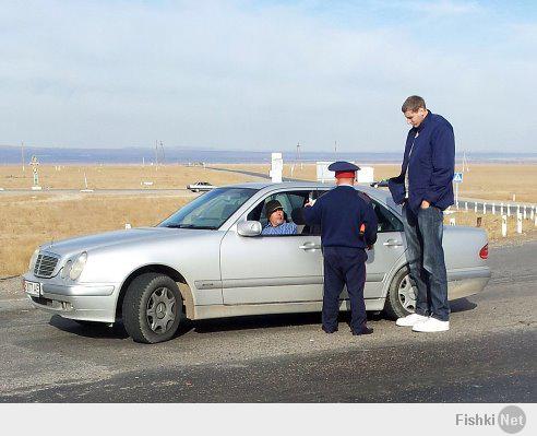 - Мне кажется, что Вы пьяный! Нагнитесь, я понюхаю! 
- Докуда вырос - там и нюхай!